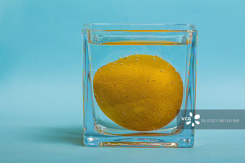 色泽金黄诱人的新鲜芒果图片素材