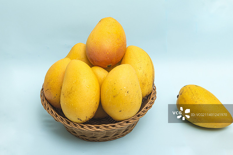 色泽金黄诱人的新鲜芒果图片素材