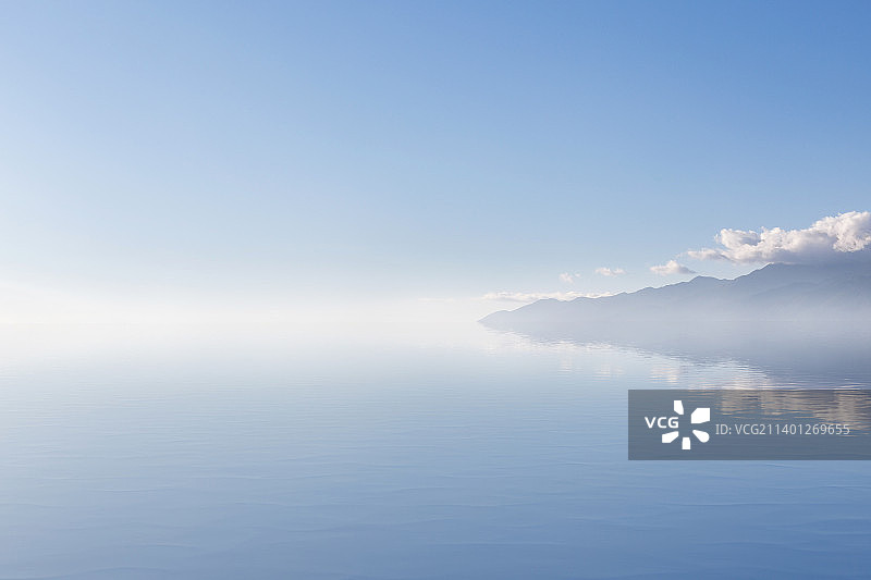 蓝色天空水面倒影背景图片素材