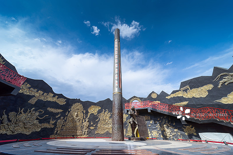 新疆吐鲁番火焰山景区金箍棒温度计图片素材