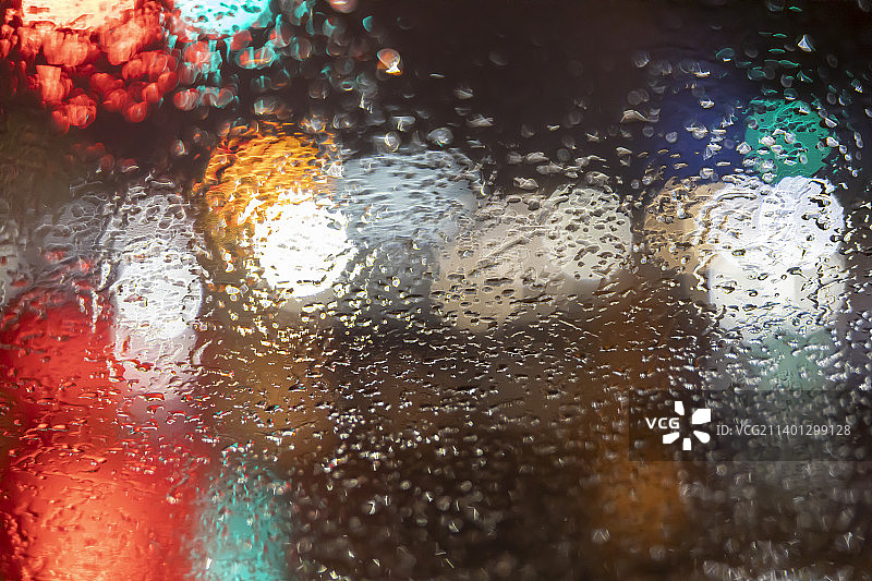 雨夜车窗上的雨滴特写镜头图片素材
