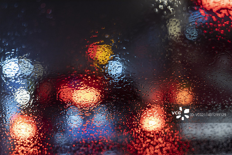 雨夜车窗上的雨滴特写镜头图片素材