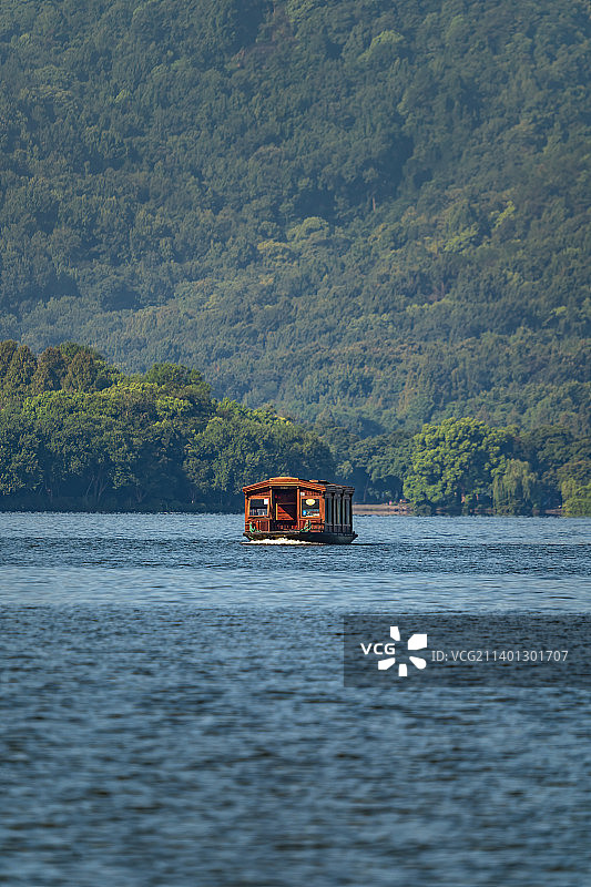 杭州西湖里的游船图片素材