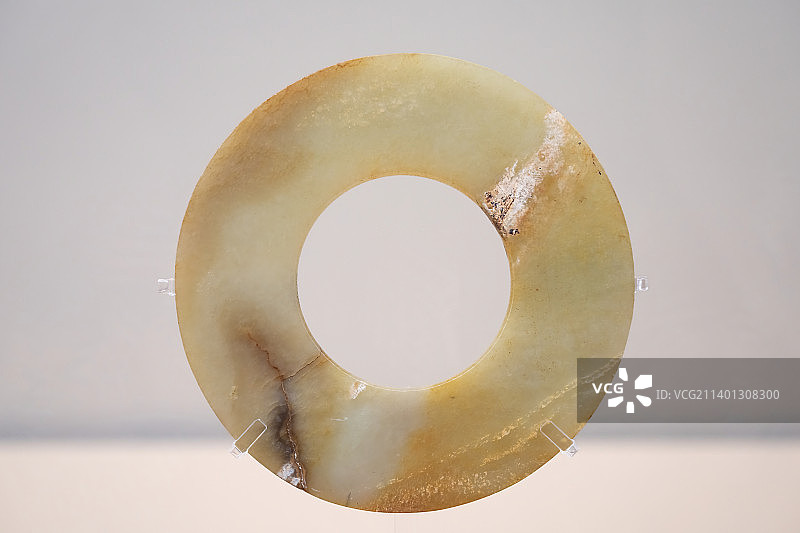 西周晚期 玉璧 三门峡虢国墓地出土 三门峡市虢国博物馆 藏图片素材