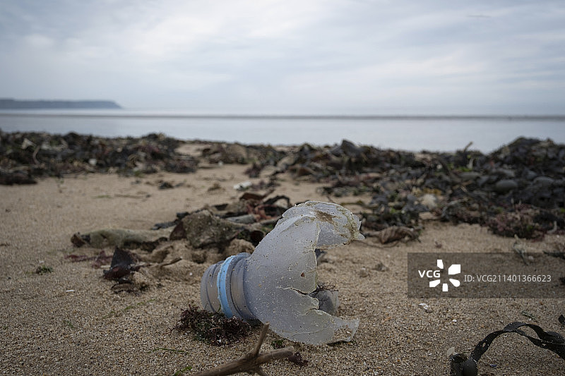 塑料瓶残骸特写，冲上海岸，南威尔士戈尔半岛图片素材