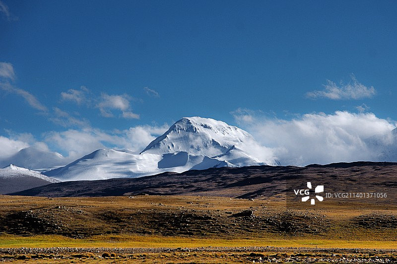 高原戈壁远眺希夏邦马峰图片素材