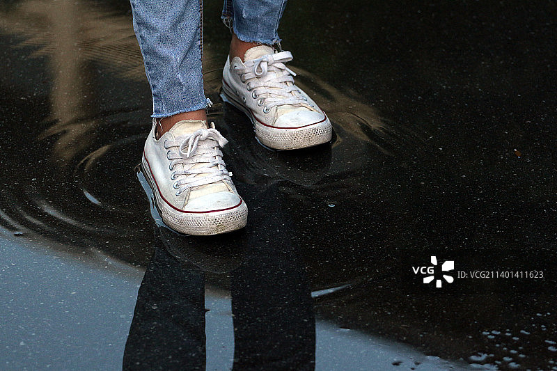 水中的帆布鞋图片素材