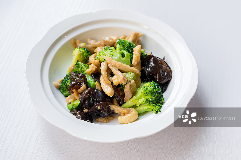 餐桌上的一碟木耳西兰花炒肉图片素材