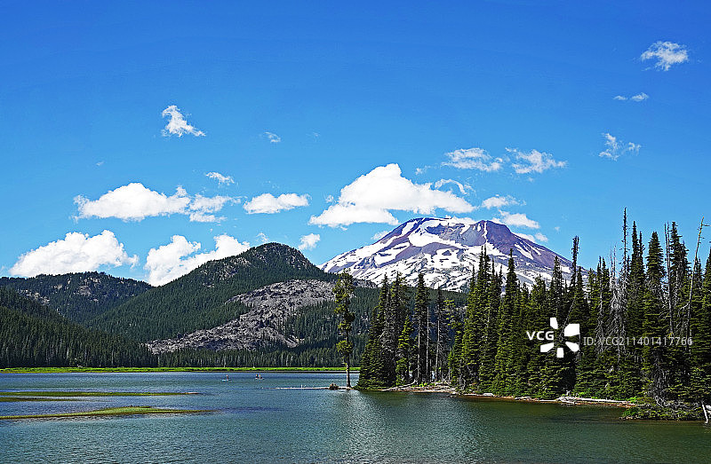 Cascade山脉中的山间湖泊图片素材