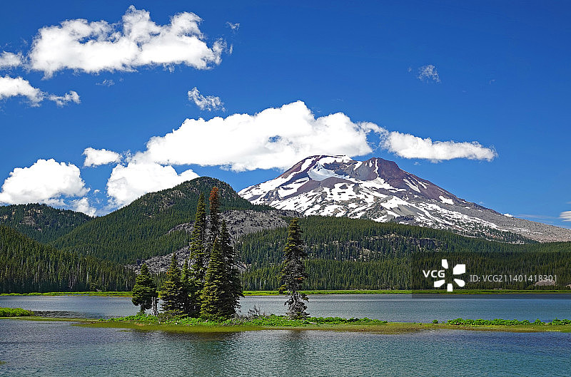 Cascade山脉中的山间湖泊图片素材