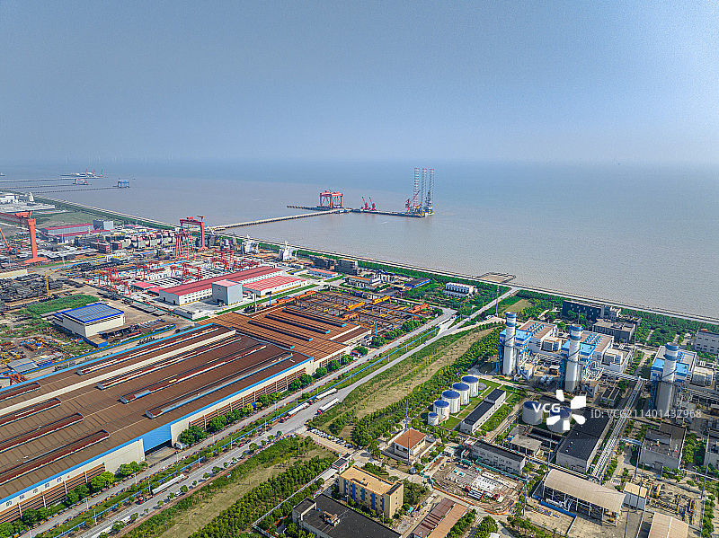 上海临港 外高桥海洋工程 中国船舶工业集团 海洋设备制造厂 专用码头 高端装备 堆场 工业区 龙门吊图片素材