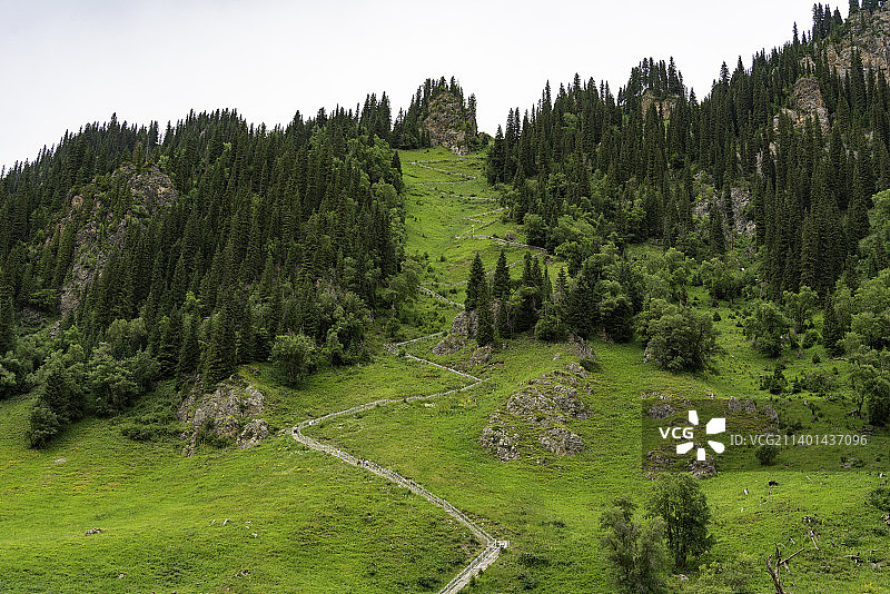 新疆唐布拉草原小华山天梯十八弯图片素材