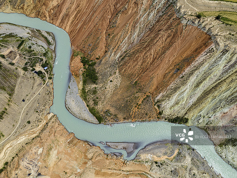 航拍新疆101省道，七彩丹霞，玛纳斯河图片素材