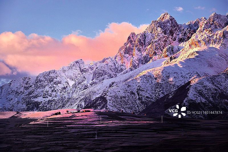 紫气东来甘孜寨图片素材