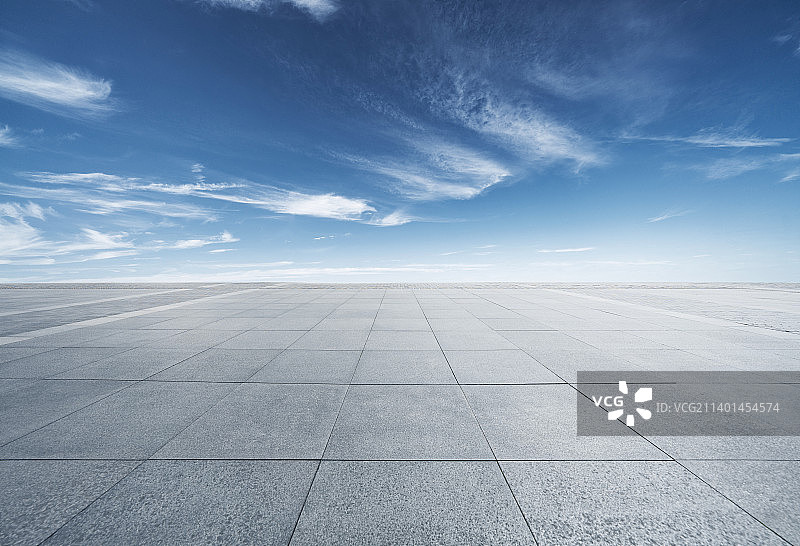 蓝天白云下空旷的砖地图片素材