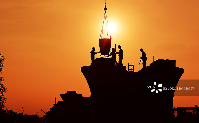 高铁建设者进行桥墩垫石混凝土浇灌图片素材