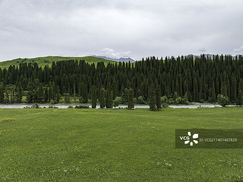 航拍新疆百里山水画廊唐布拉草原图片素材