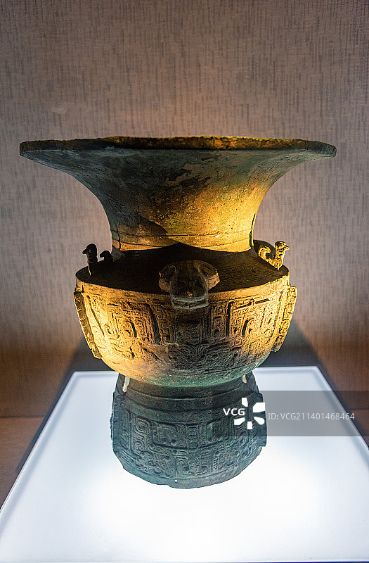 广汉三星堆商晚期青铜尊青铜器图片素材