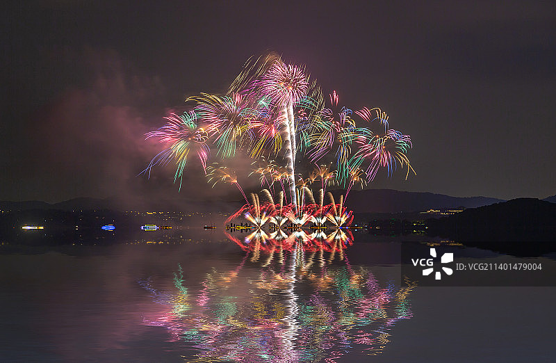 江苏省无锡市太湖鼋头渚中秋节燃放璀璨烟花盛宴图片素材