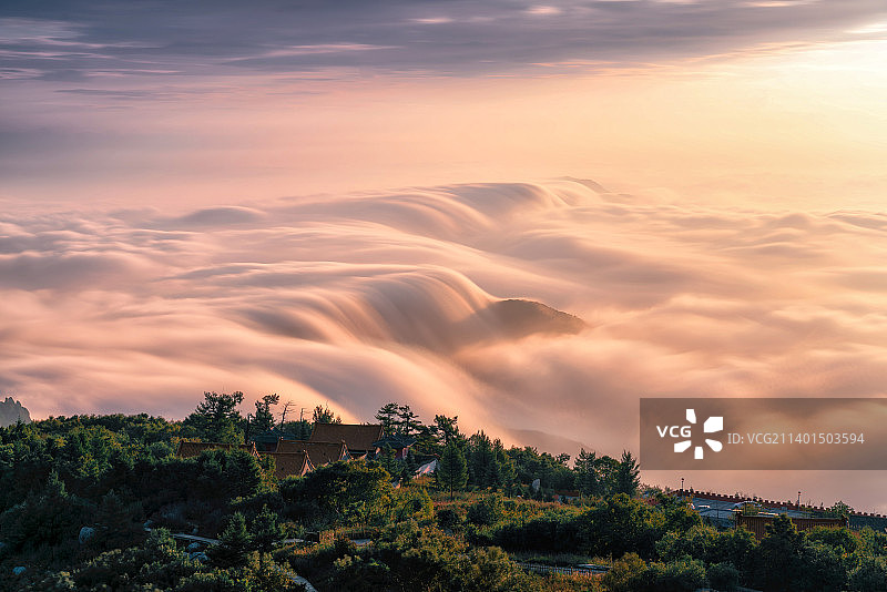 北京百花山顶日出时云海仙境图片素材