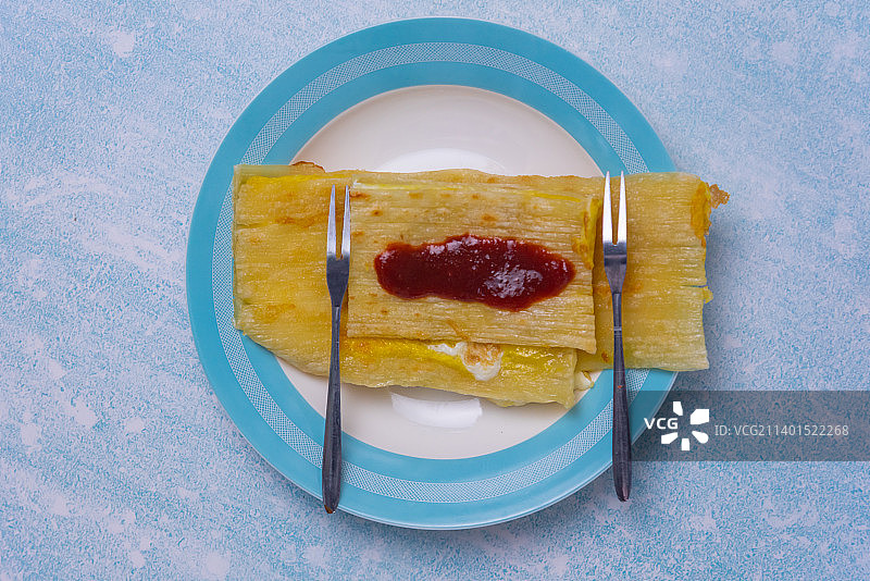 盘子里摆放的烤冷面图片素材