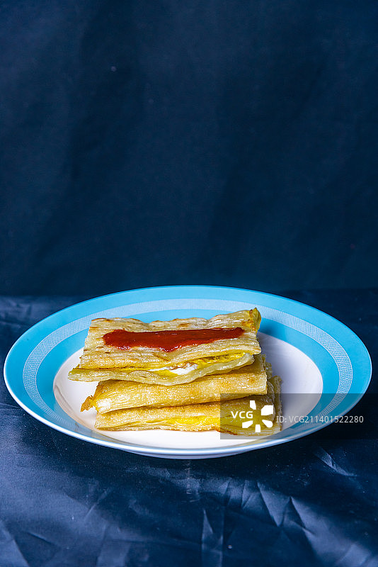 盘子里摆放的烤冷面图片素材