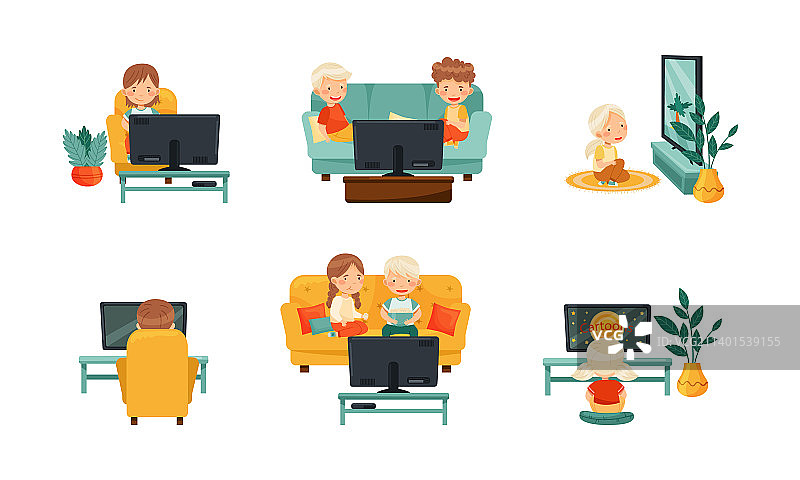 孩子们坐在沙发和扶手椅上看图片素材