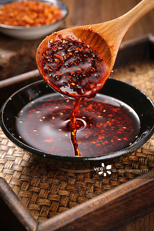 勺子上的油泼辣子图片素材