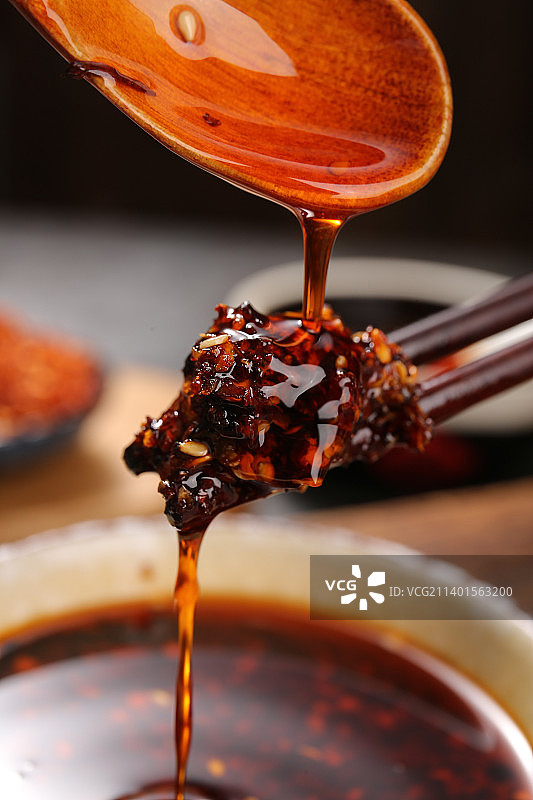 筷子上放着油辣子图片素材