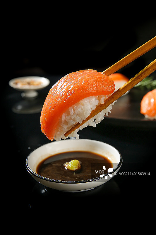筷子夹着三文鱼寿司图片素材