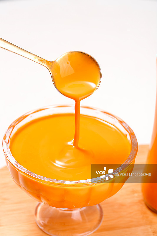 勺子上的沙棘原浆图片素材