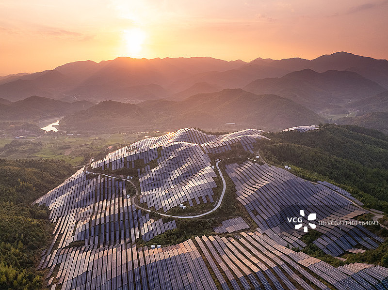 青山上光伏太阳能发电站夕阳下航拍图片素材