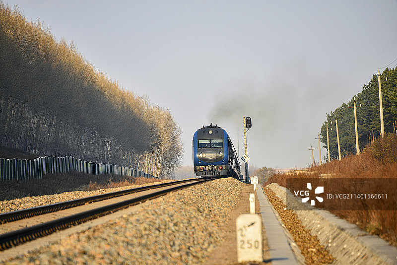 深秋时分K340次行驶在绥佳线东津附近图片素材