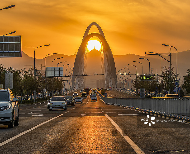 北京新首钢大桥秋分悬日图片素材