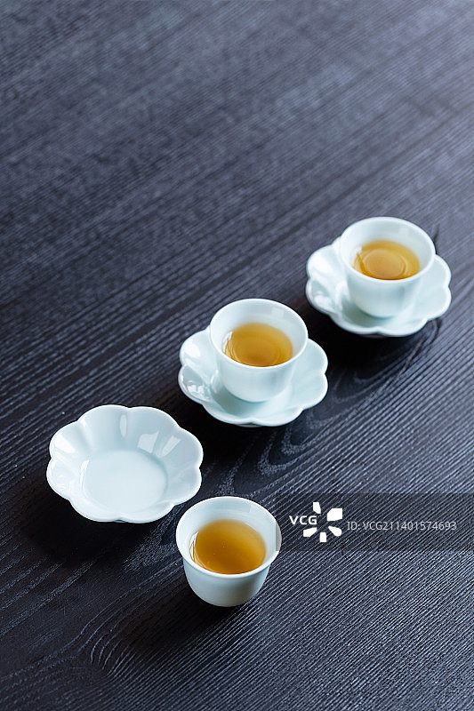 茶桌上的茶杯茶水杯托影青色图片素材
