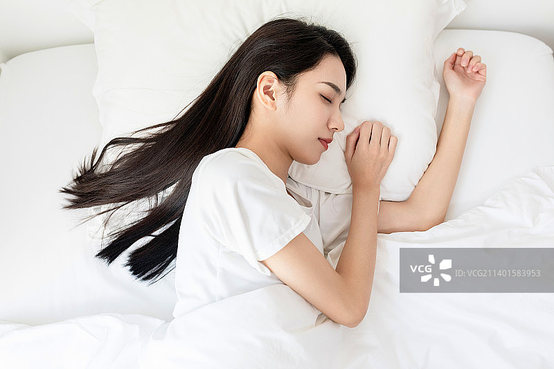 卧室里一名中国美女在休息睡觉图片素材