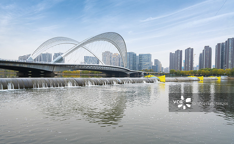 太原南汾河公园中环大桥和城市天际线图片素材