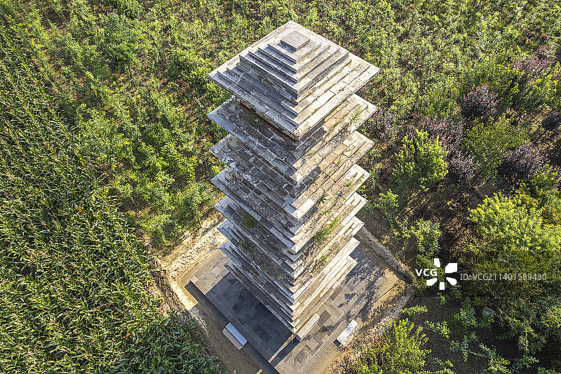 山西临猗农田中的宋代永兴寺古塔图片素材