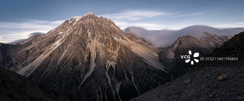 云绕雅拉雪山图片素材