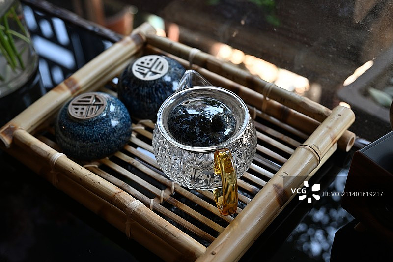 桌上容器中食物的特写镜头图片素材