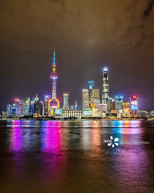 灯光璀璨的上海外滩陆家嘴建筑景观夜色风光图片素材