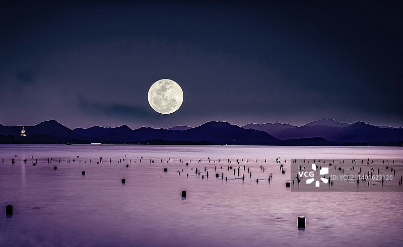 明月悬空出西山.浙江杭州西湖风景区雷峰塔月光灯光相映湖图片素材