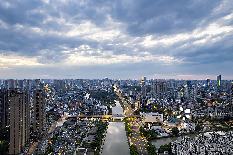 航拍江苏省常州京杭运河、仰苏阁、延陵路夜景图片素材