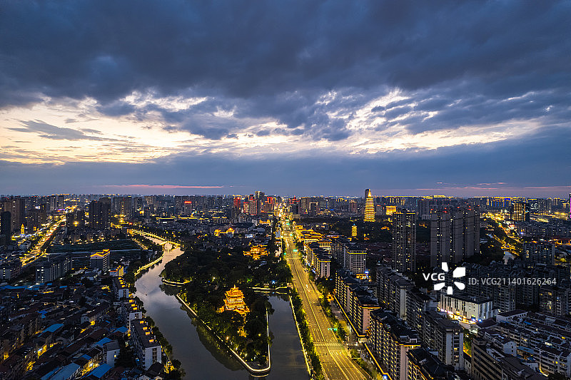航拍江苏省常州京杭运河、仰苏阁、延陵路夜景图片素材