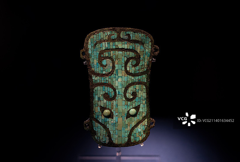 河南二里头夏都遗址博物馆镶嵌绿松石兽面纹铜牌饰图片素材