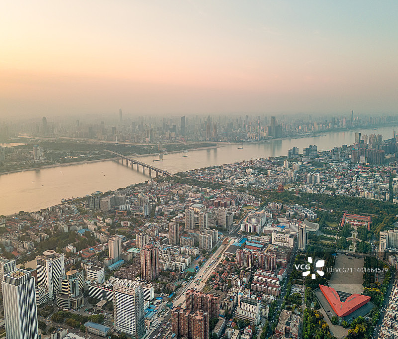 湖北武汉地标建筑长江大桥 龟山电视塔  首义广场红楼 黄鹤楼同框航拍风光图片素材