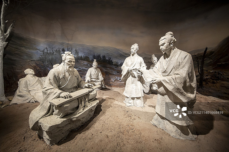 山东济宁孔子博物馆：陈蔡绝粮（讲的是孔子与弟子绝粮于陈、蔡之间，却坚持诵诗讲学，弦歌不辍）图片素材