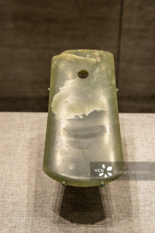 山东济宁孔子博物馆：青玉铲（新石器时代，曲阜尼山水库出。从材质和器形看，这是用于仪式场合的礼器）图片素材