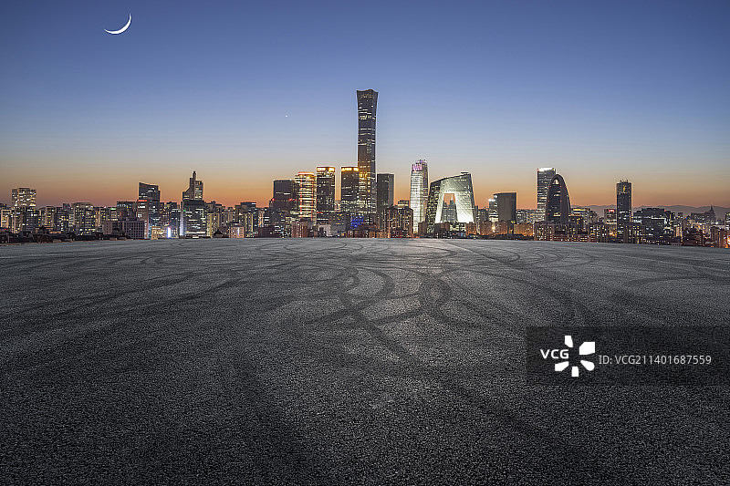 城市天际线与轮胎印地面图片素材