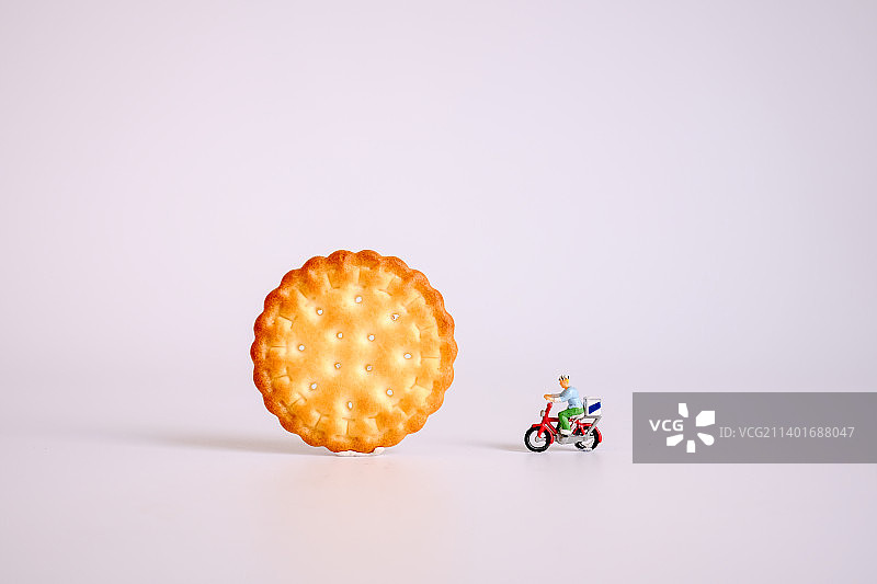 微缩创意 饼干与少年   零食 有趣 背景实拍  甜点图片素材